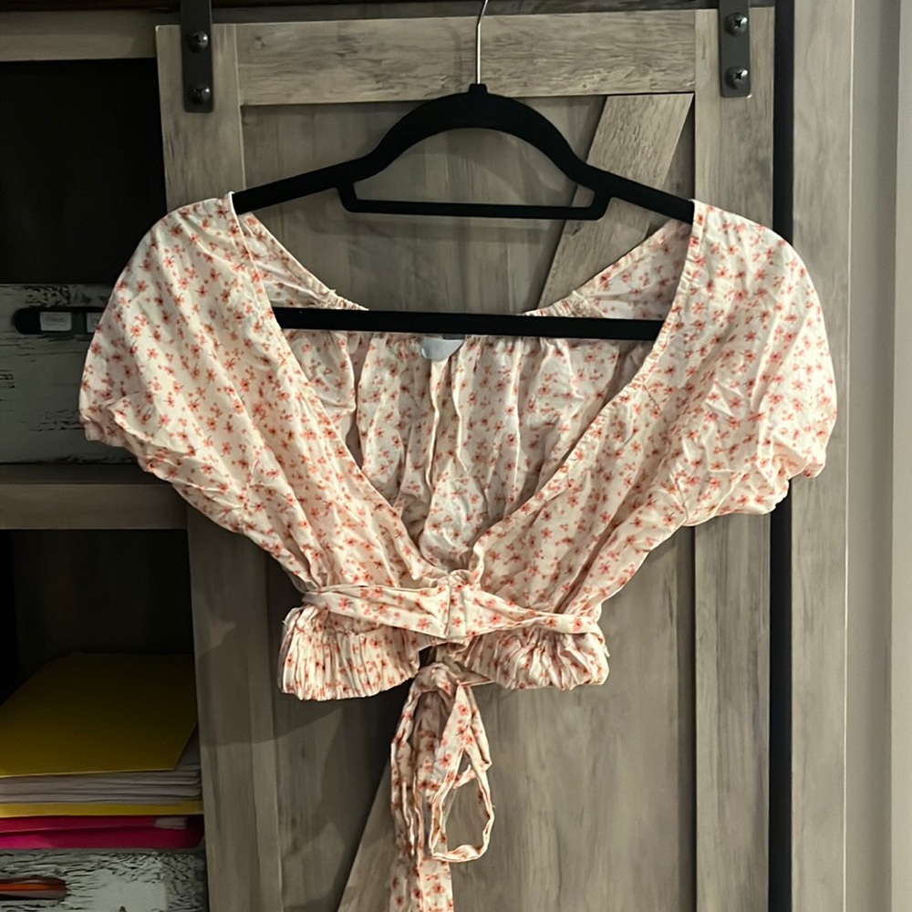 Sky & Sparrow Ivory/Peach Floral Cinched Tie Back Crop Top,Size Small